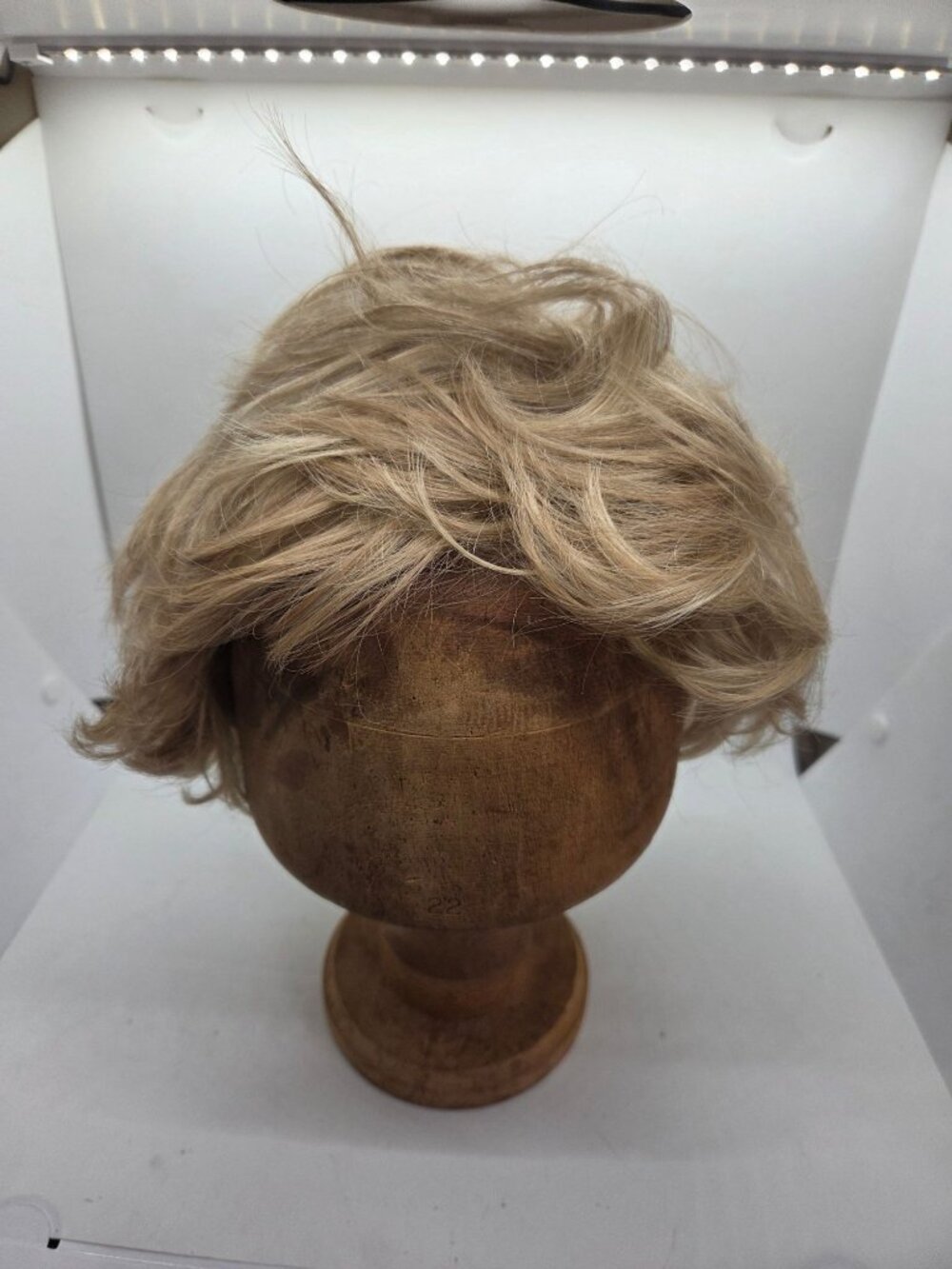 OSolite Jazz Synthetic Wig Blonde Color 24B22 Short Layered Style - Picture 3 of 5